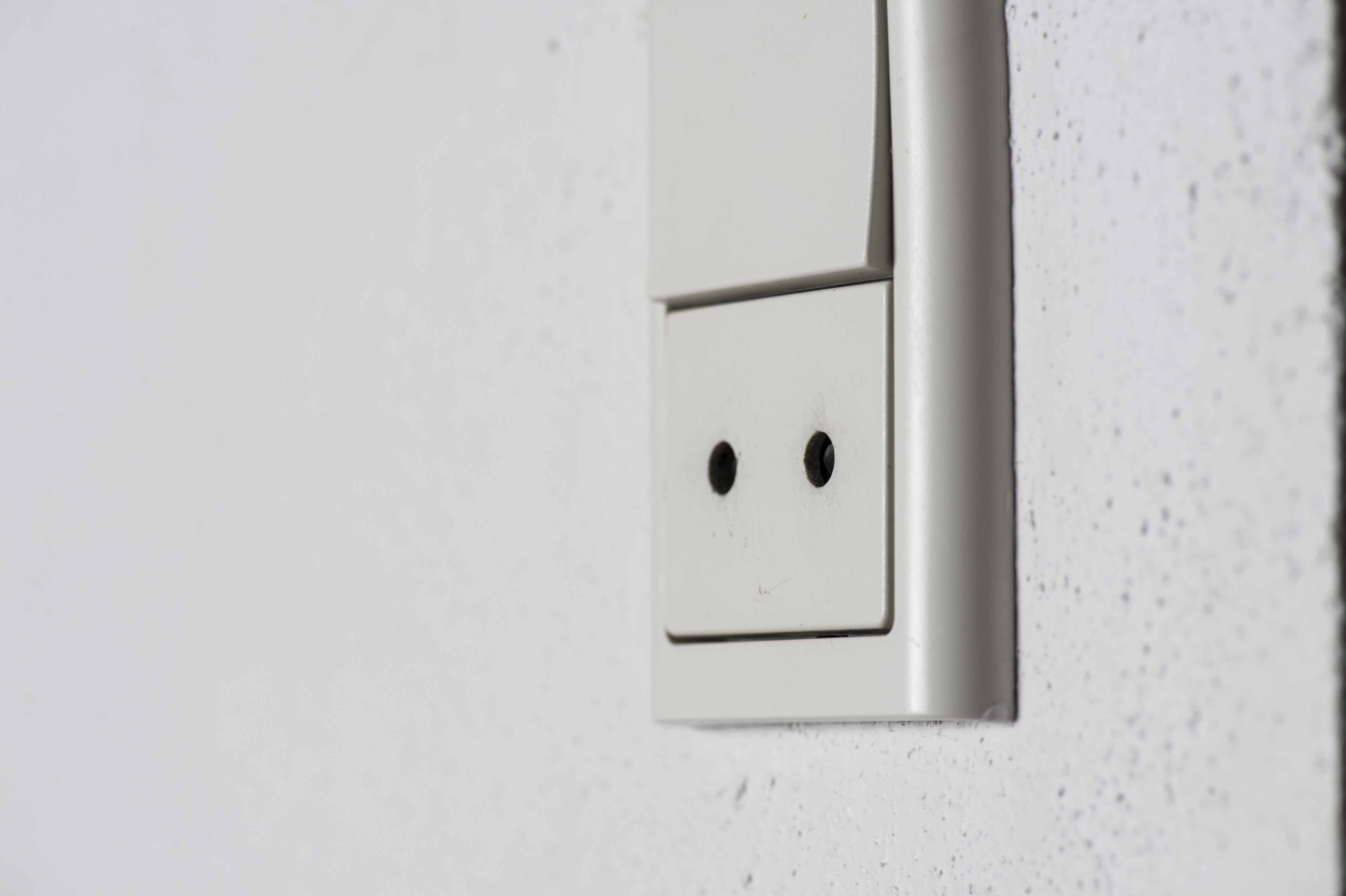 Du må kun skifte fra en trebenet til en tobenet stikprop på et elprodukt, hvis du har ældre stikkontakter, som ikke har jordkontakt.