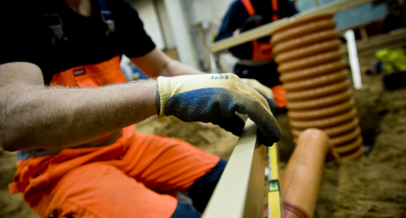 Håndværker arbejder med rør