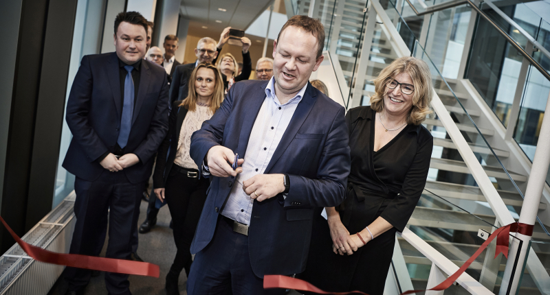 Borgmester Jesper Frost Rasmussen klippede det røde bånd ved indvielsen.