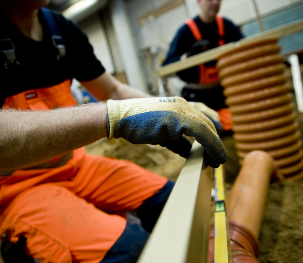 Håndværker arbejder med rør