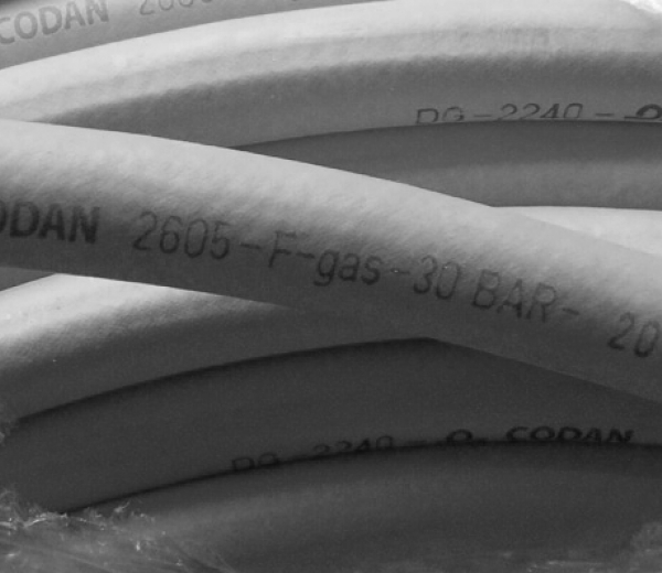Eksempel på orange lavtryksslange med indvendig diameter på 10-11 mm til anvendelse i trykområde op til 100 mbar. 
