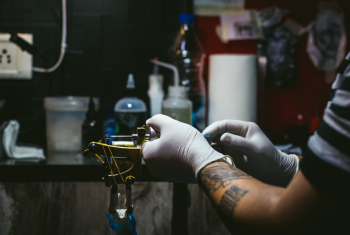 Tatoveringsmaskine klargøres